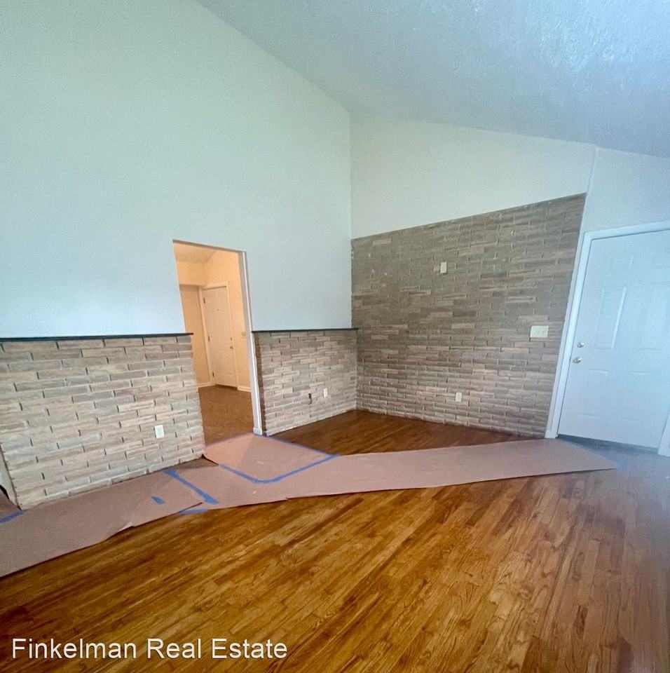 3327 Roosevelt Blvd - Photo 3 of 10