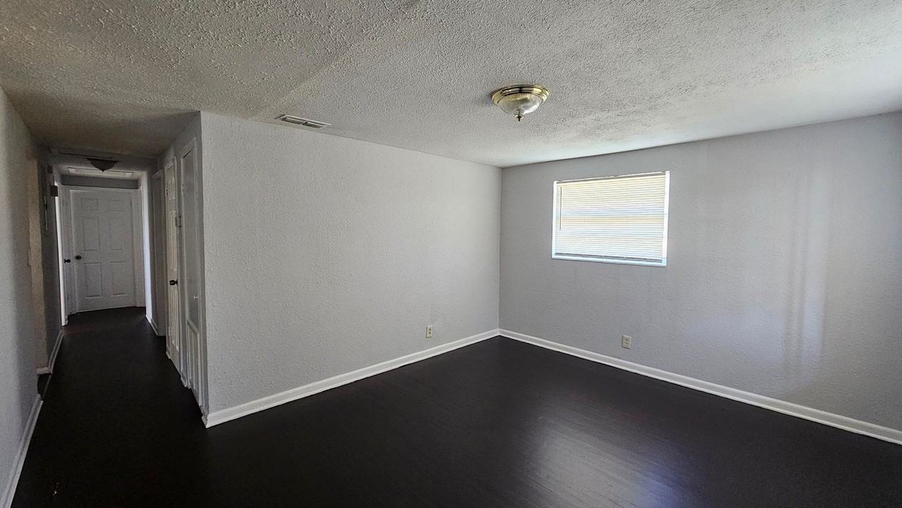 2562 Rickenbacker St - Photo 2 of 18