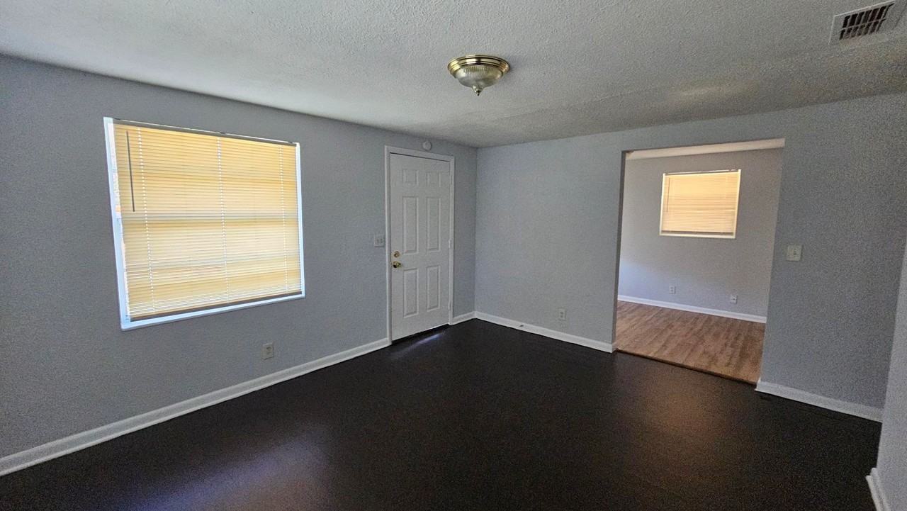 2562 Rickenbacker St - Photo 3 of 18