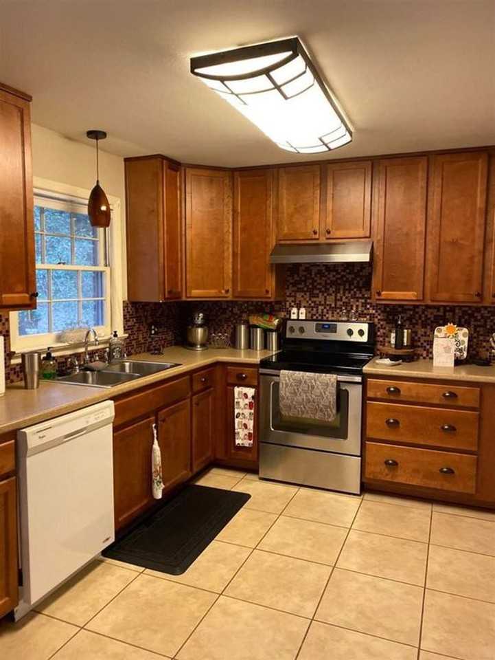 3155 Lakeshore Dr - Photo 3 of 17