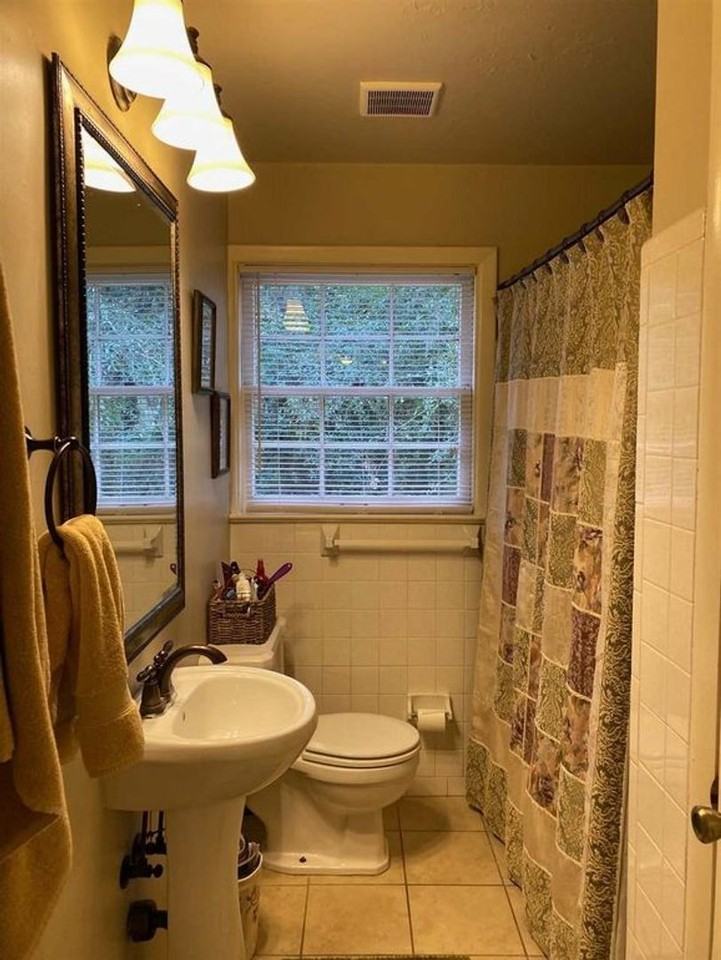 3155 Lakeshore Dr - Photo 4 of 18