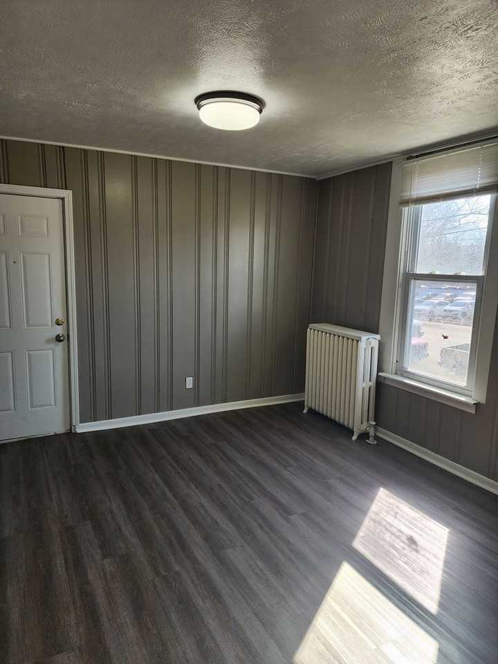 900 Erie Ave - Photo 2 of 14