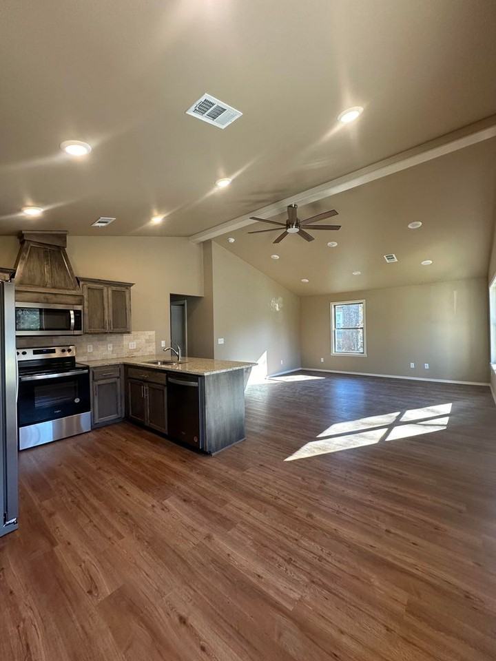 605 S Erie Ave - Photo 3 of 13