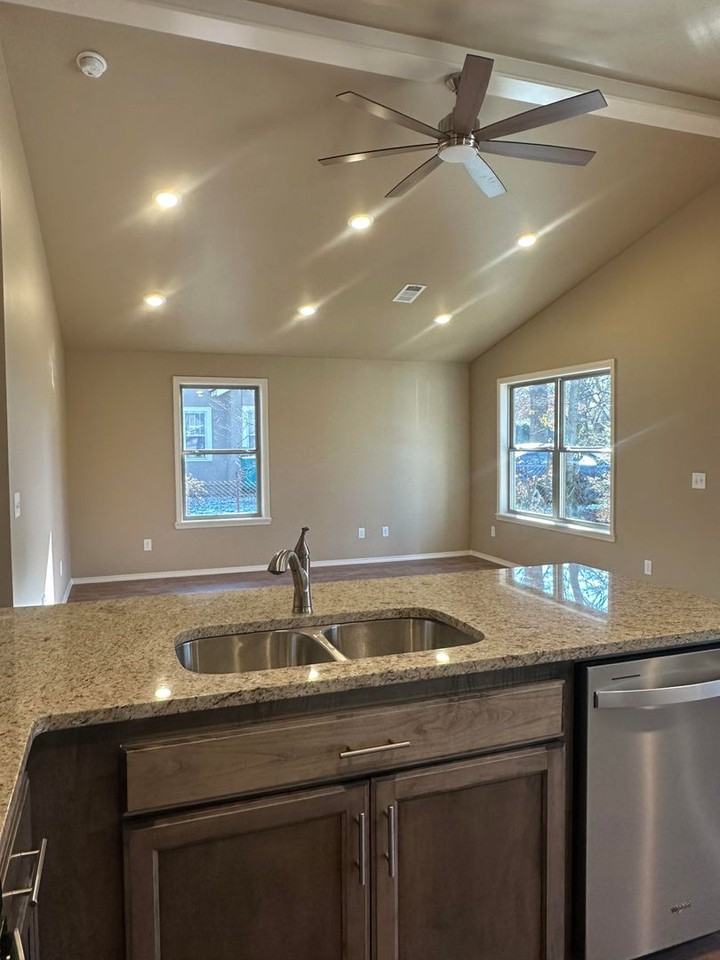 605 S Erie Ave - Photo 4 of 13