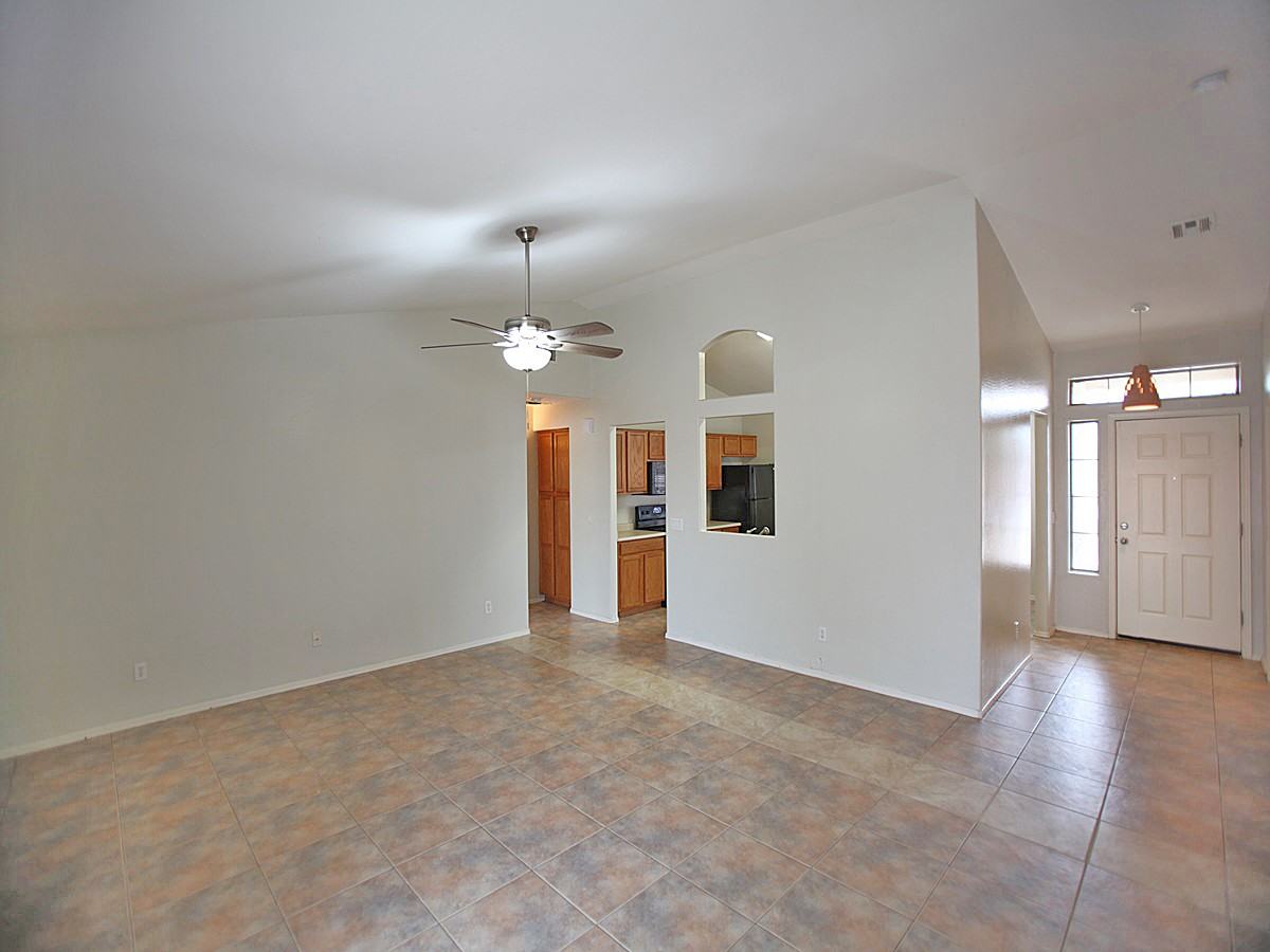 8058 W Watkins St - Photo 3 of 14