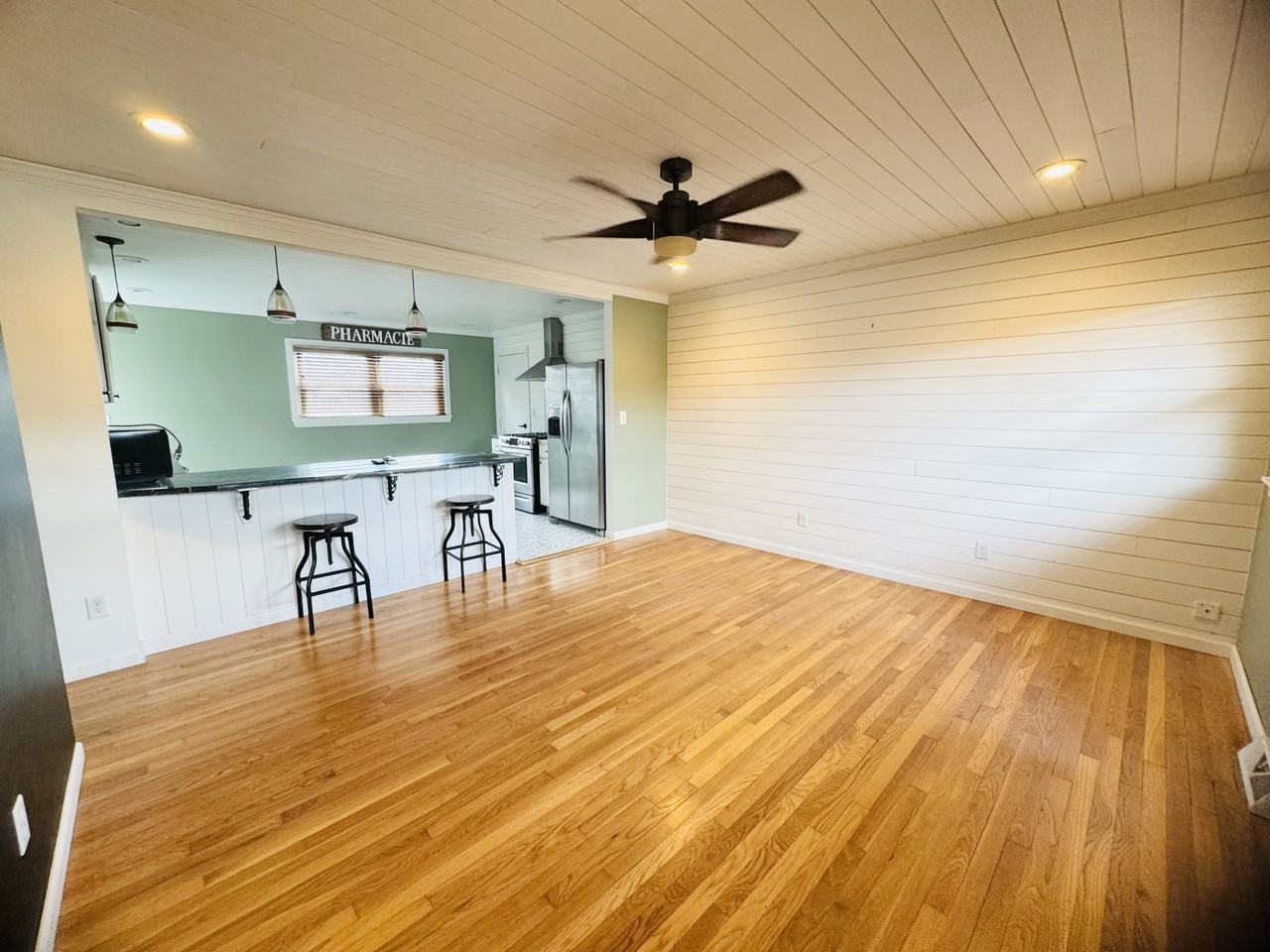 548 Broadway Ave - Photo 2 of 15