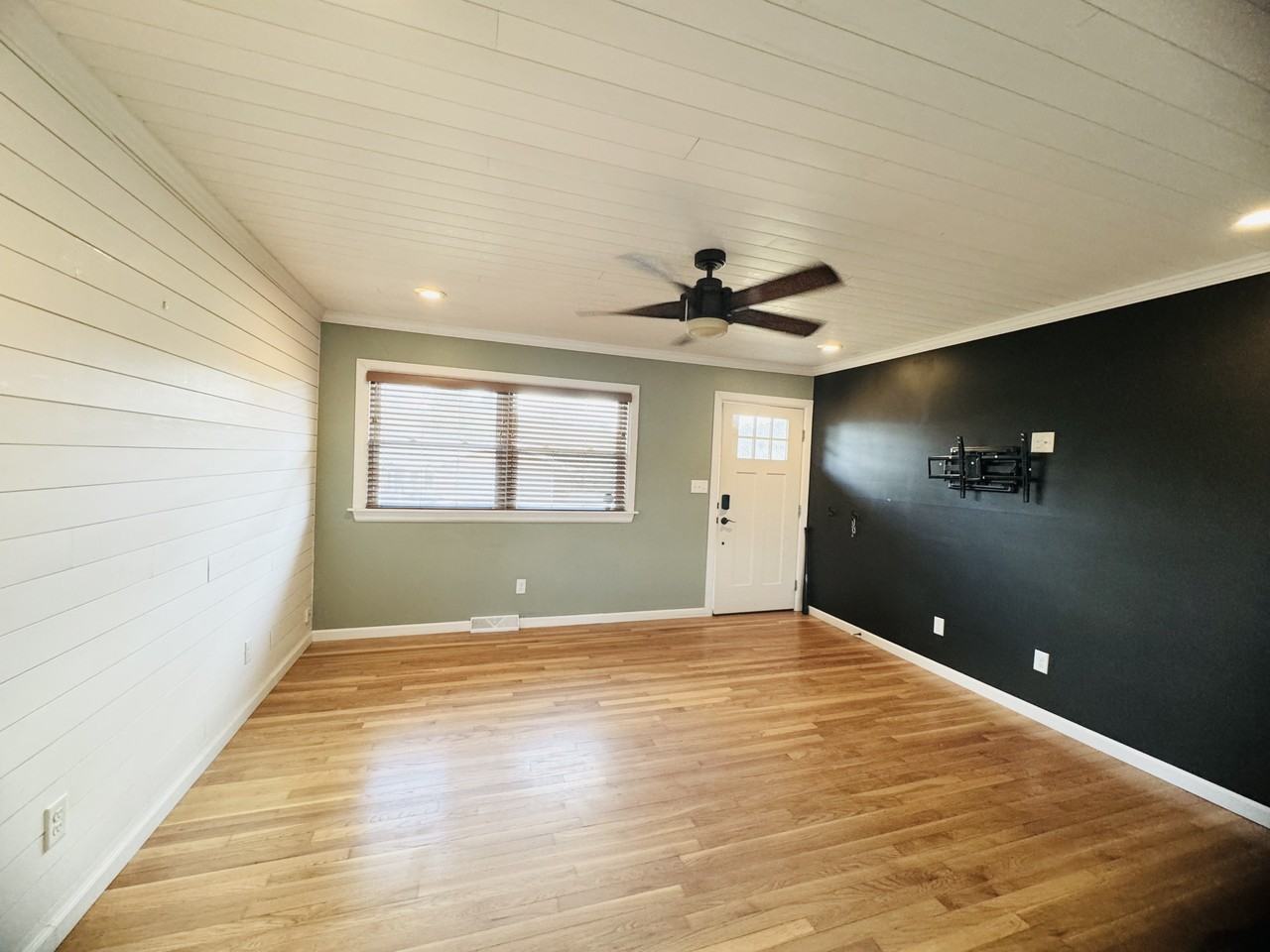 548 Broadway Ave - Photo 3 of 15