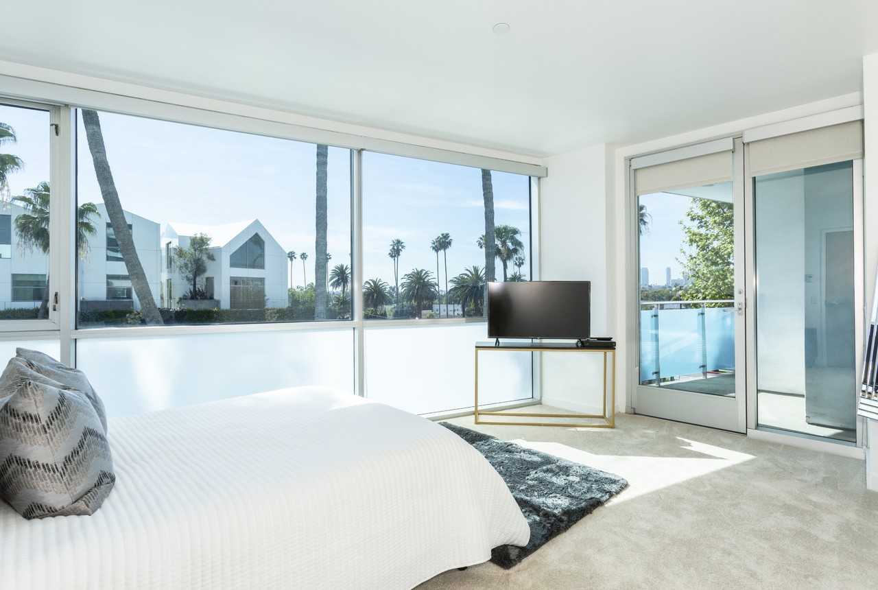 Blu Beverly Hills - Photo 5 of 23