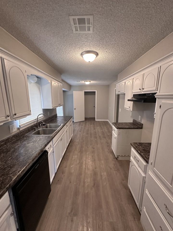 2600 Nw 113th St - Photo 3 of 11