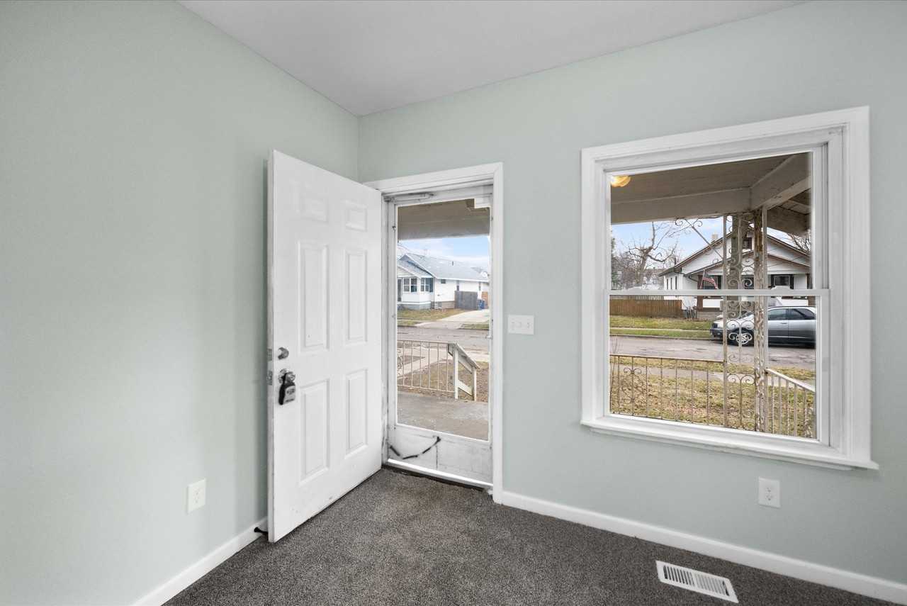 2027 Loxley Rd - Photo 2 of 20