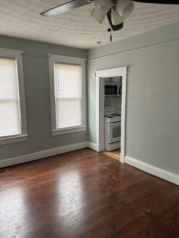 1012 26th St - Photo 2 of 5