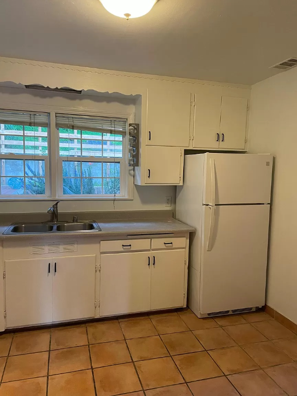 1654 Carmel Dr - Photo 3 of 8