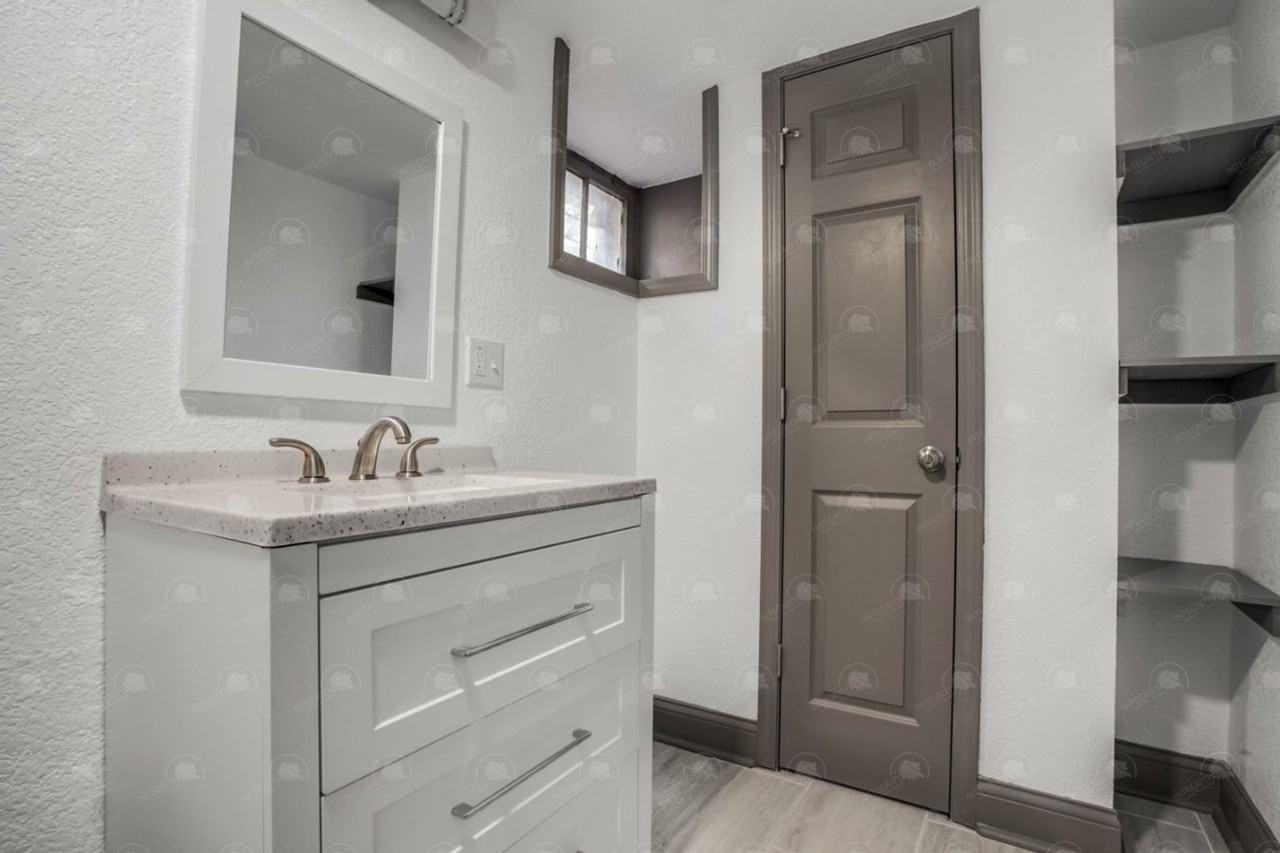 6627 Brooklyn Ave - Photo 6 of 28