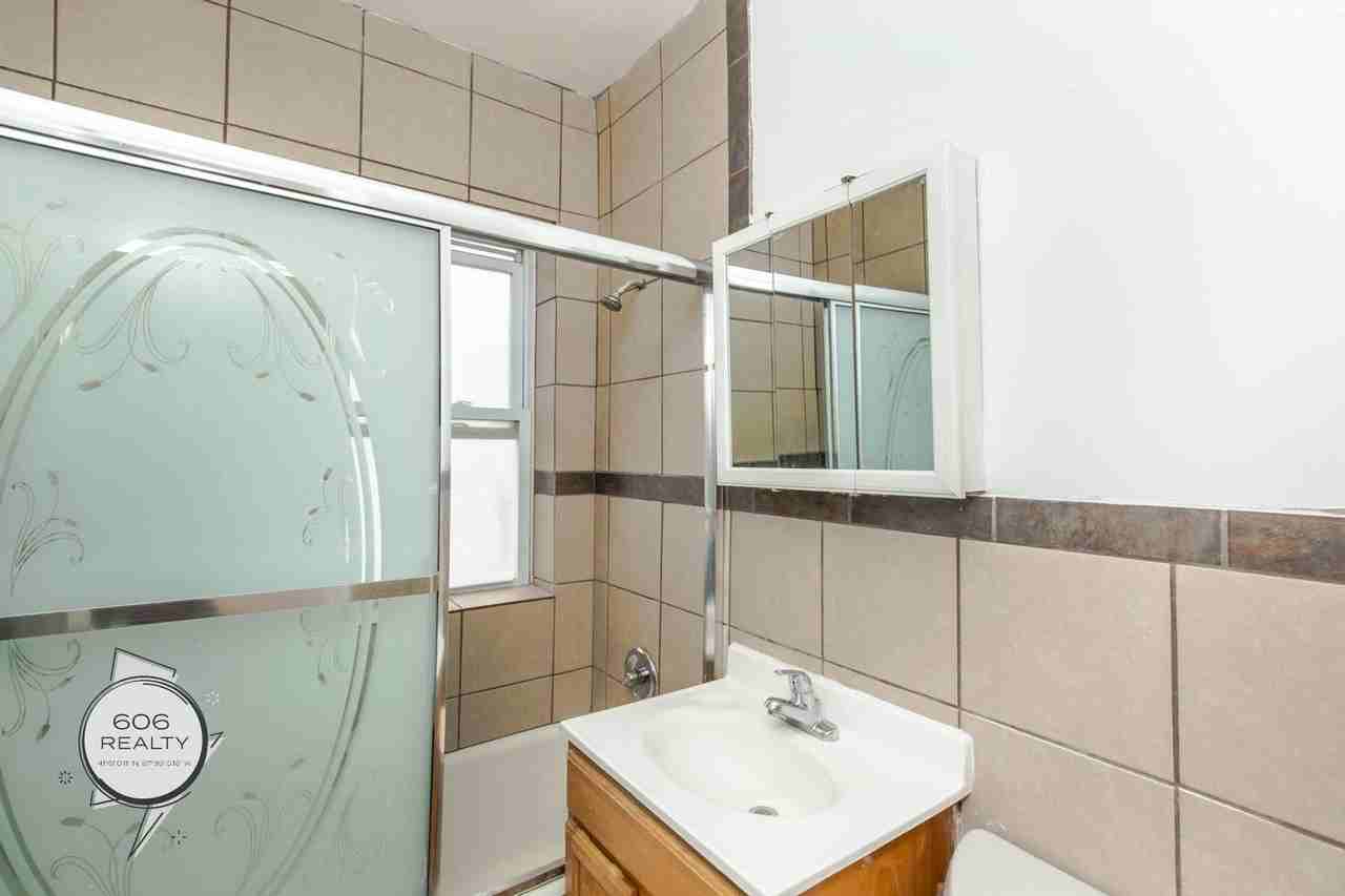 Updated Belmont Gardens/Kelvyn Park Apartment! - Photo 5 of 5