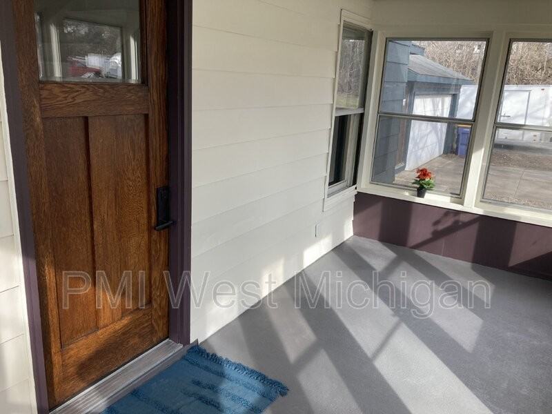 12 Riverview Ter Ne - Photo 2 of 28