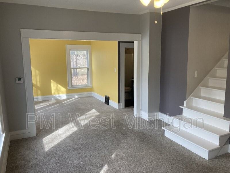 12 Riverview Ter Ne - Photo 3 of 28