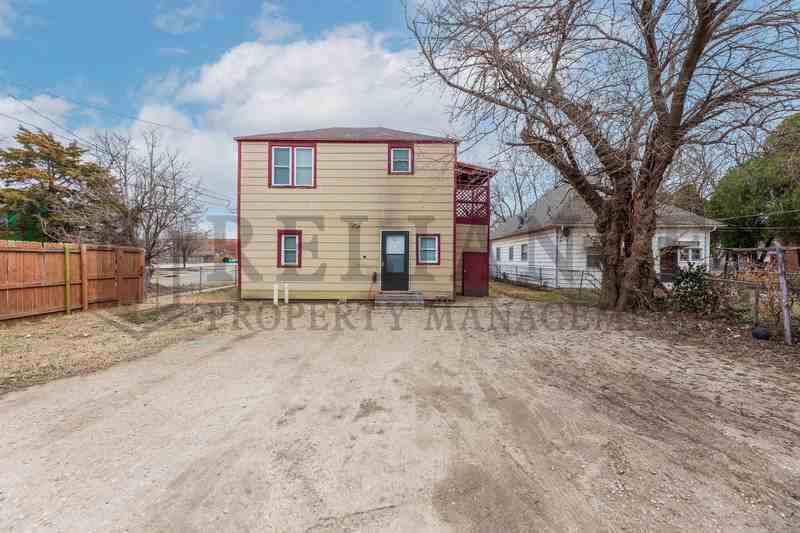 2351 N Park Pl - Photo 3 of 12