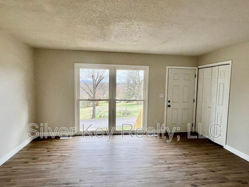 206 Riggs St - Photo 2 of 16