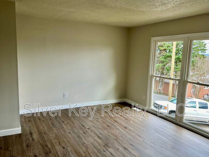 206 Riggs St - Photo 3 of 16