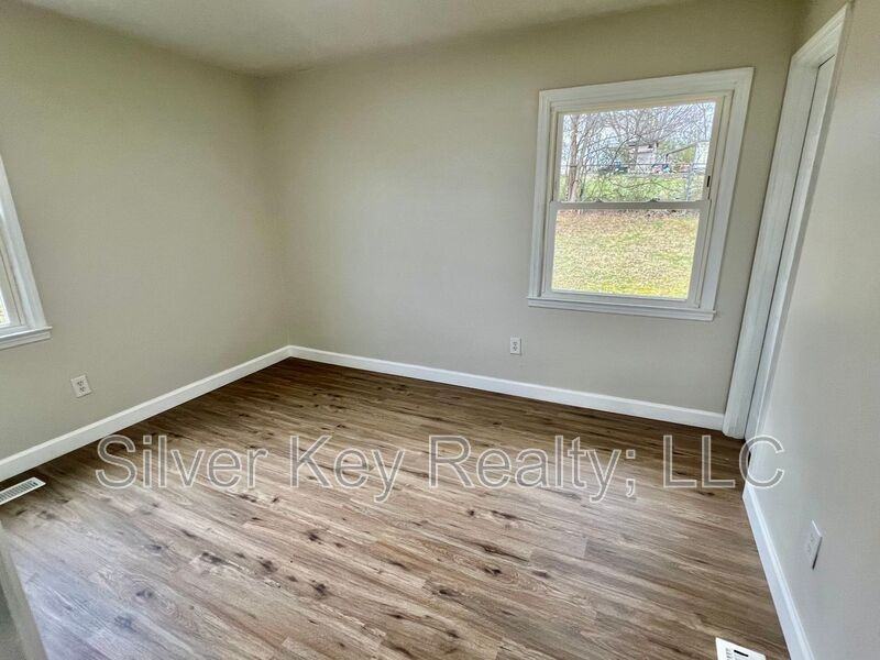 206 Riggs St - Photo 6 of 16