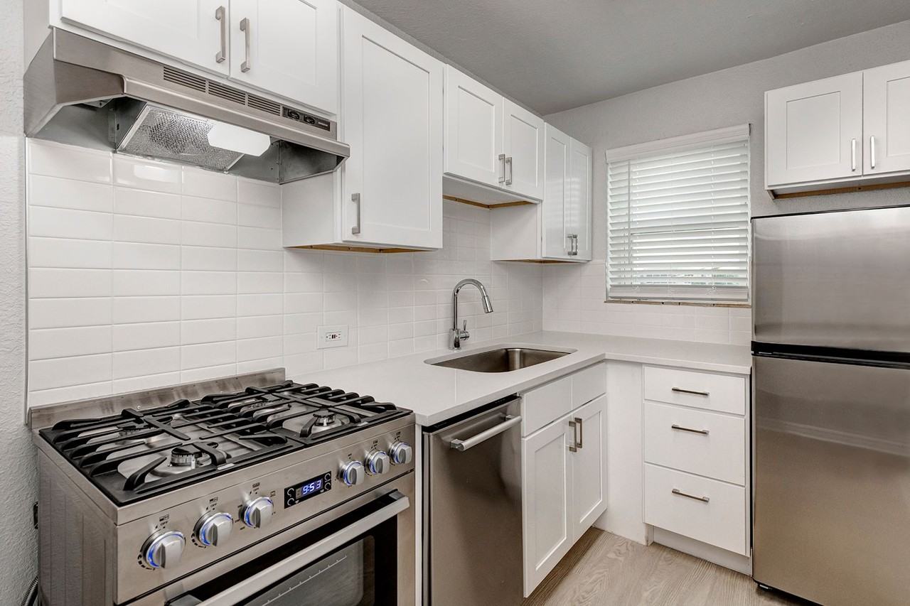 1120 S Logan St #14 - Photo 6 of 32