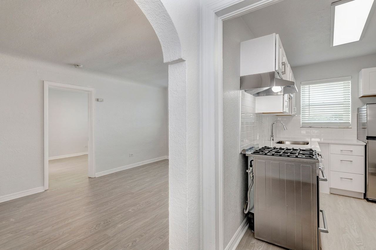 1120 S Logan St #14 - Photo 4 of 32