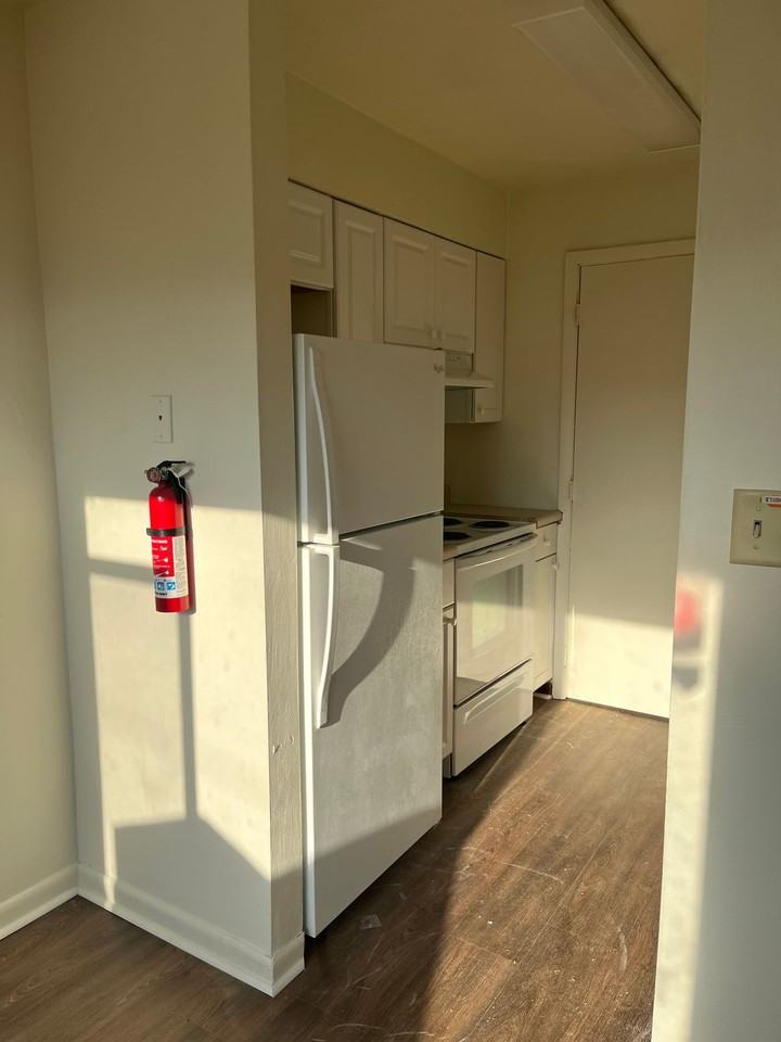 922 W Aaron Dr Apt B - Photo 3 of 10