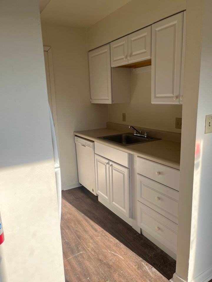 922 W Aaron Dr Apt B - Photo 4 of 10