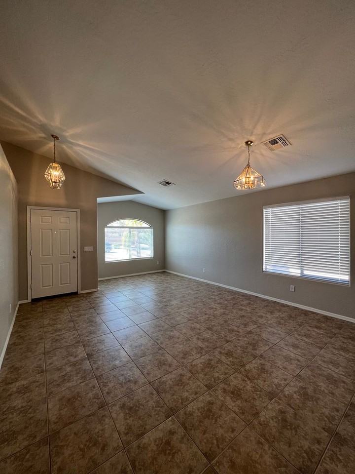 33889 N Barbara Dr - Photo 5 of 29