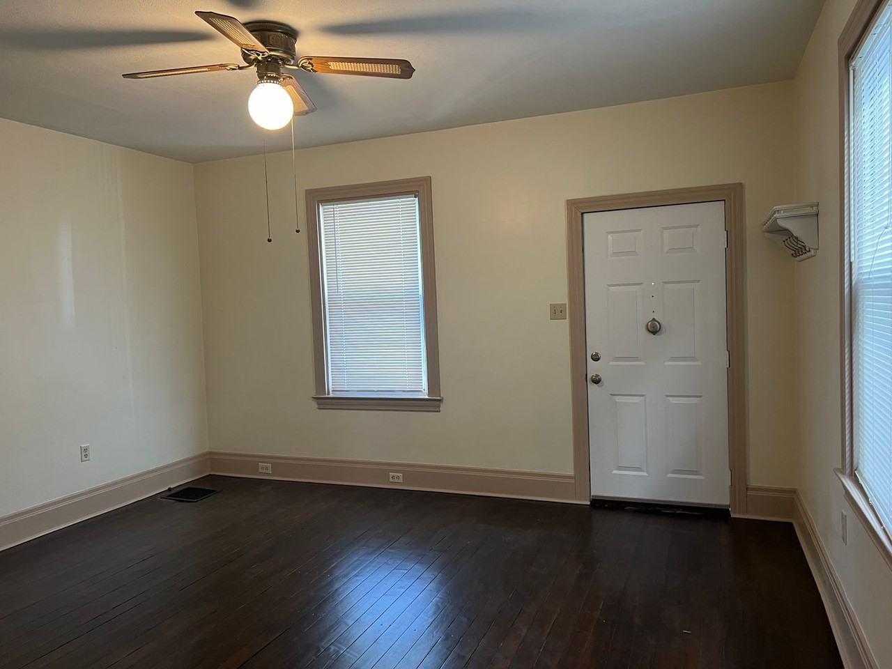 327 Elizabeth St - Photo 2 of 10