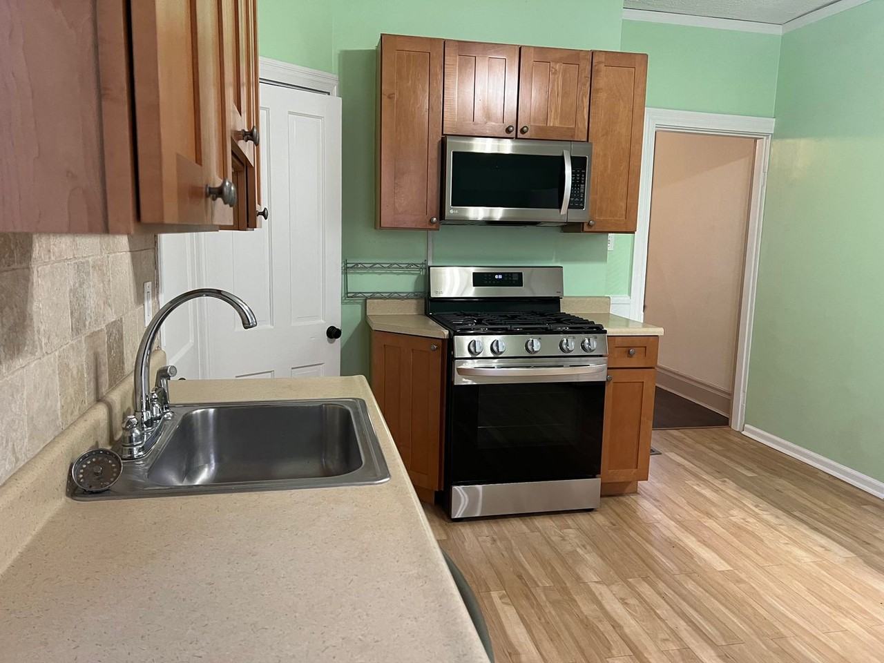 327 Elizabeth St - Photo 3 of 10