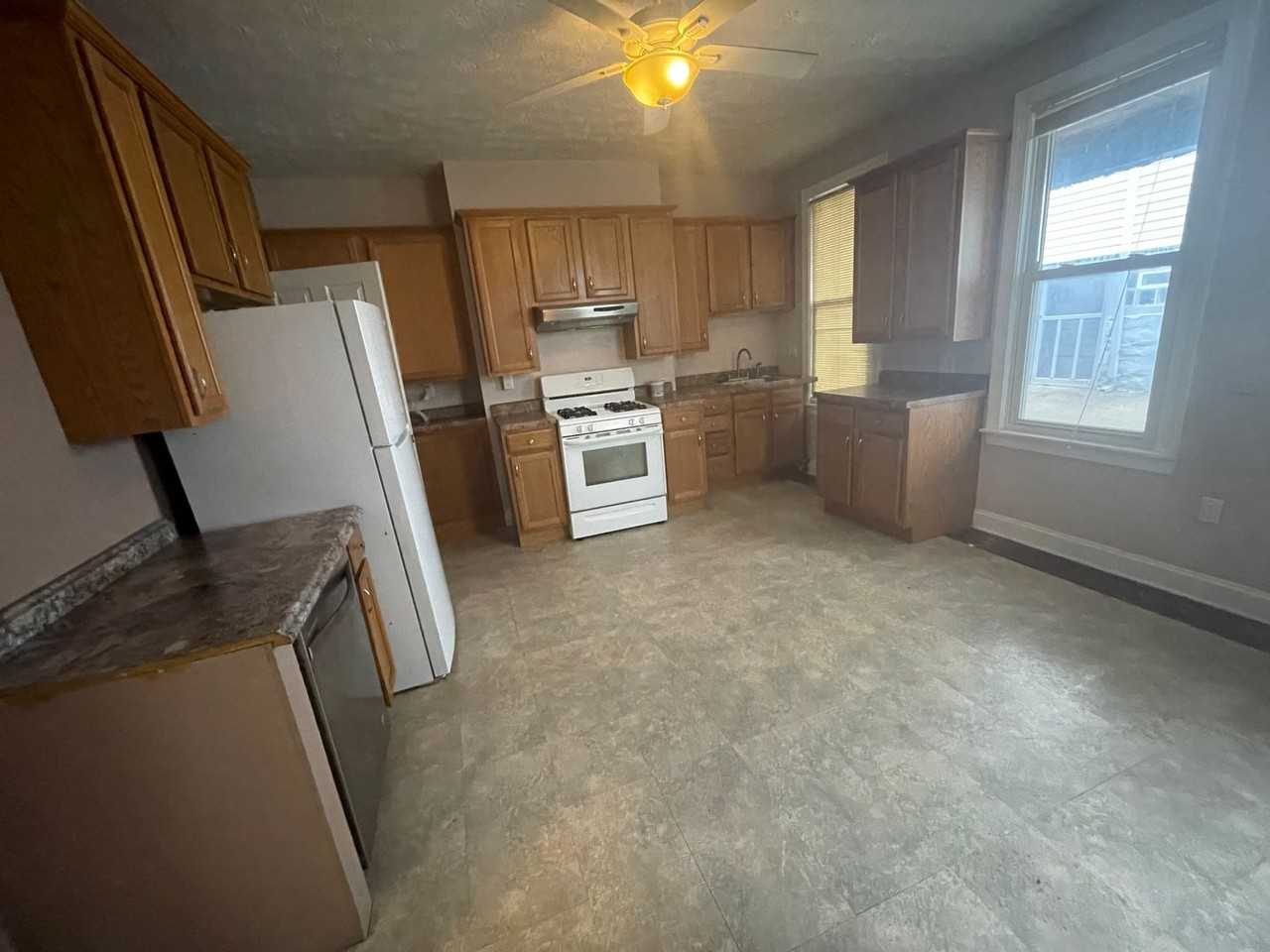 2302/2304 Baltic Street - Photo 4 of 22