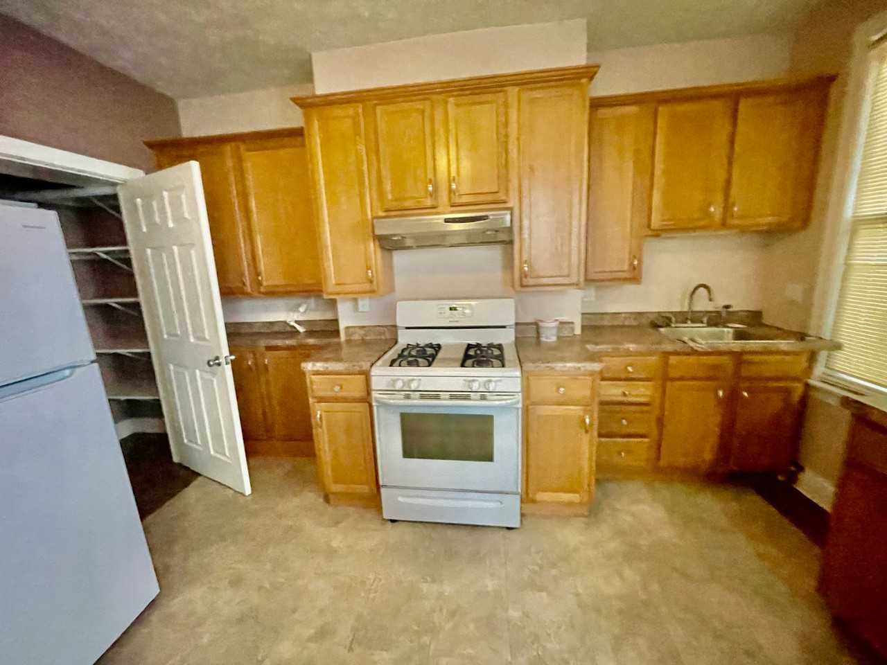 2302/2304 Baltic Street - Photo 6 of 22