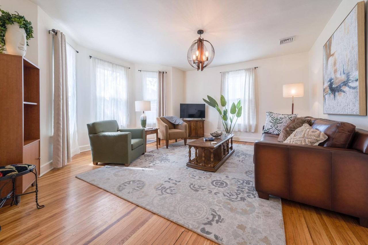 132 E Whittier St - Photo 4 of 36