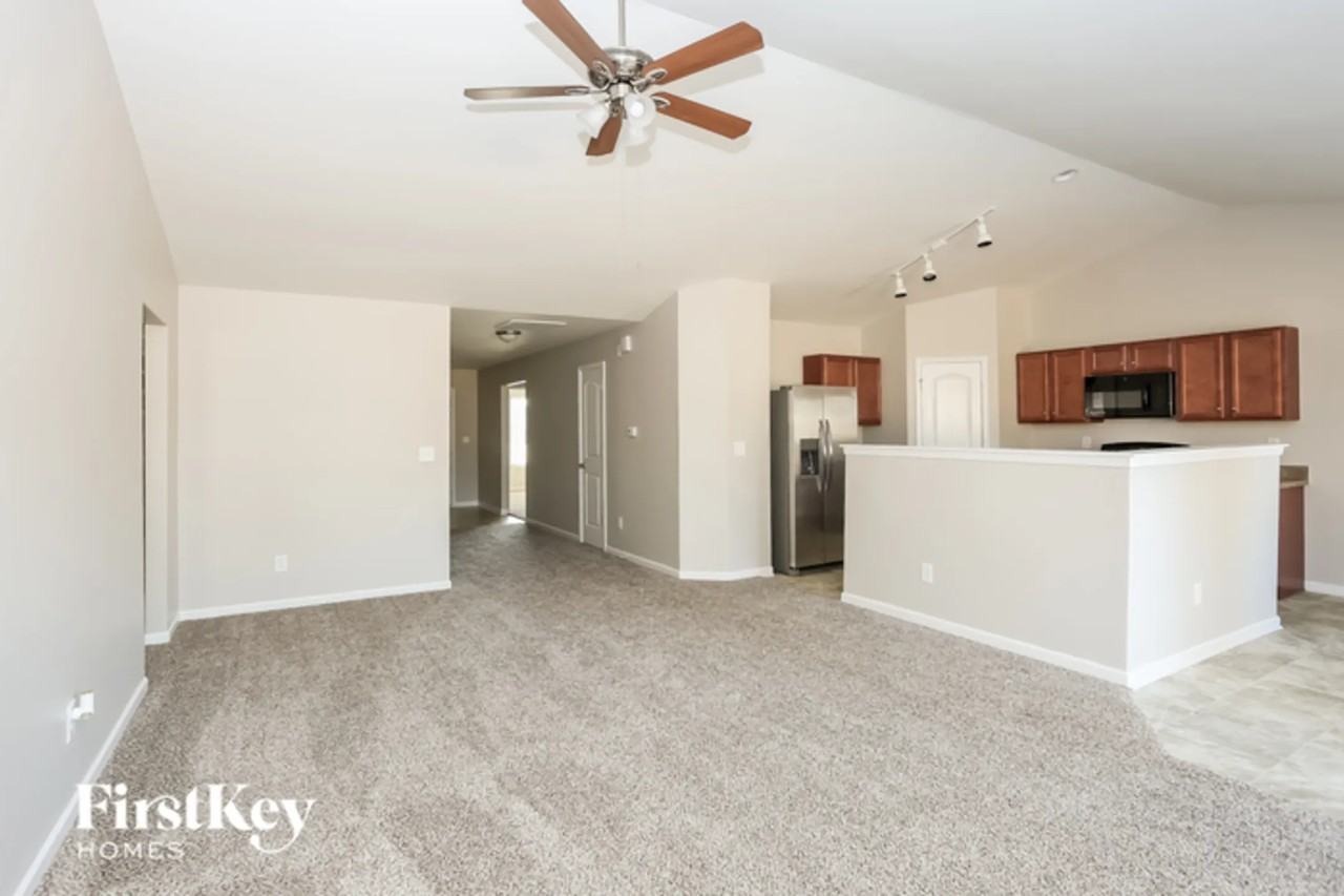 301 Lizbeth Ln - Photo 3 of 8