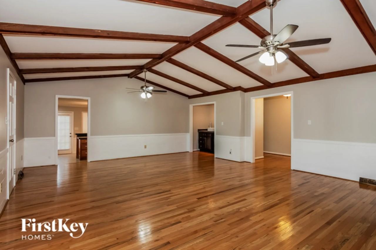 305 Meadow Lake Dr - Photo 2 of 8