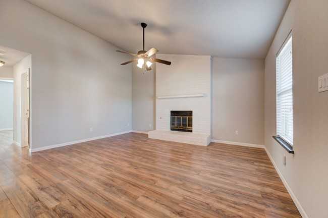 812 Peregine Dr - Photo 3 of 13