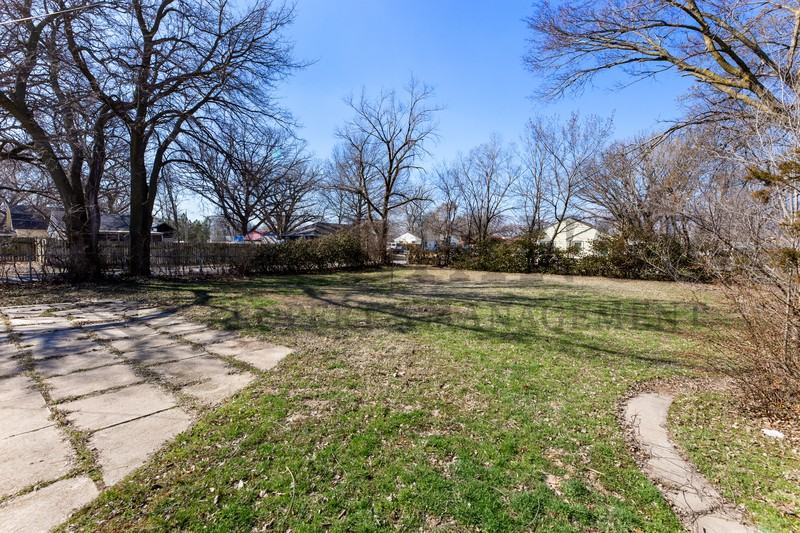 1027 S Pine St - Photo 3 of 25