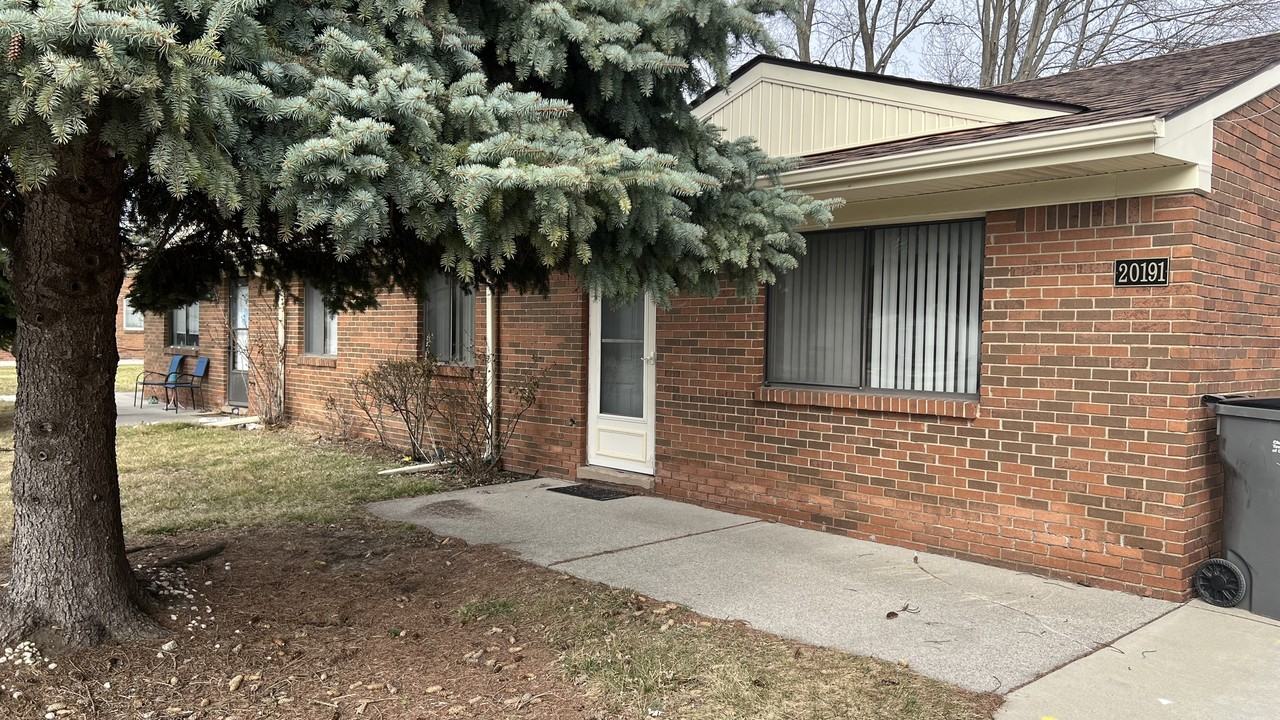 1200 UPDATED 2 BED DUPLEX CRNTRAL AIR Apartments 20191 East 14 Mile