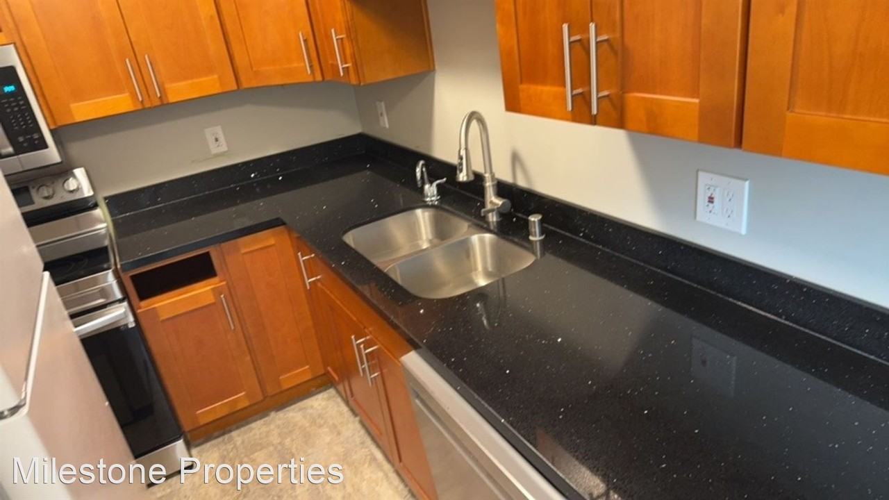 1428 Queen Anne Ave N - Photo 2 of 23