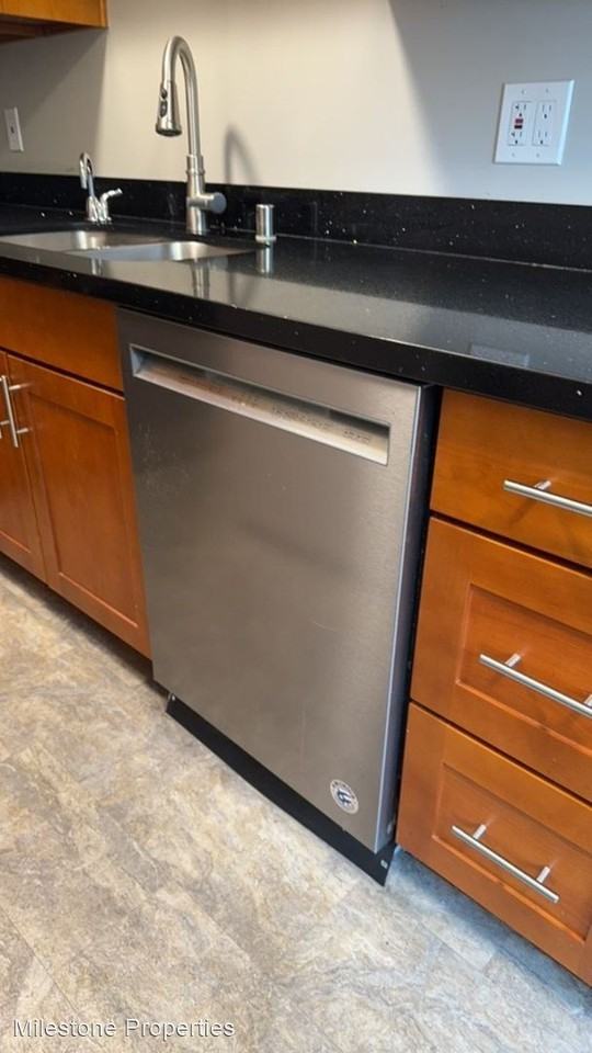 1428 Queen Anne Ave N - Photo 3 of 23