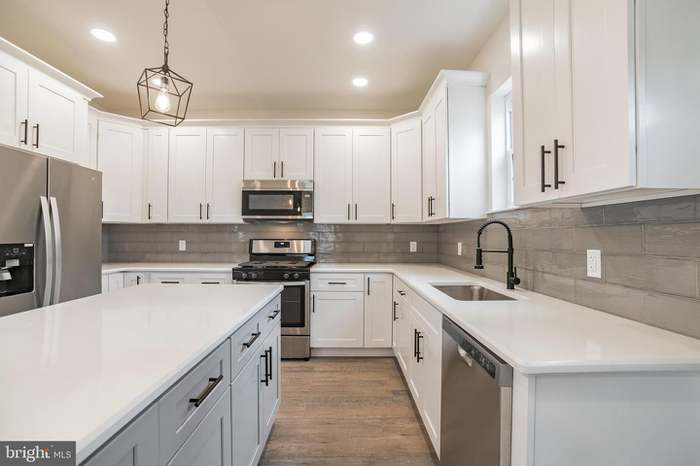 1028 Andrews Ave - Photo 2 of 27