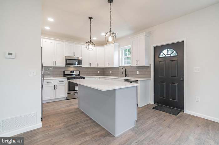 1028 Andrews Ave - Photo 3 of 27