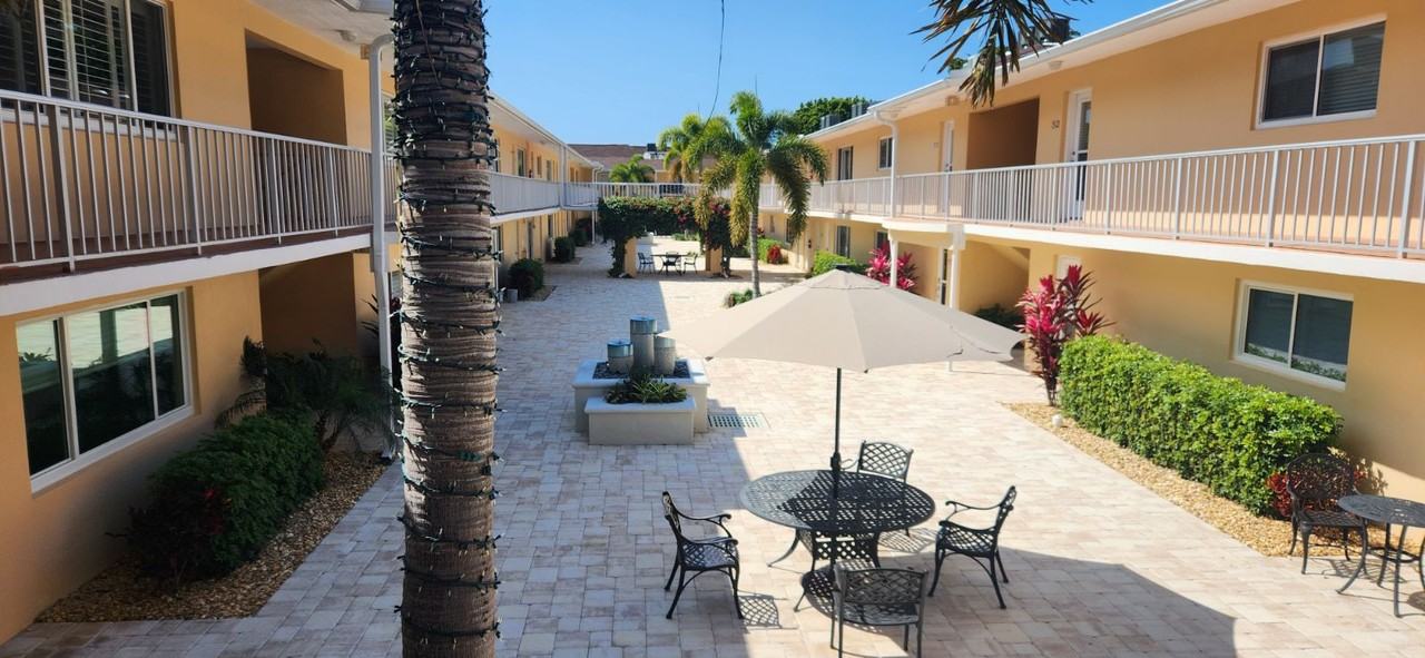 548 Broad Ave S #548 - Photo 3 of 31