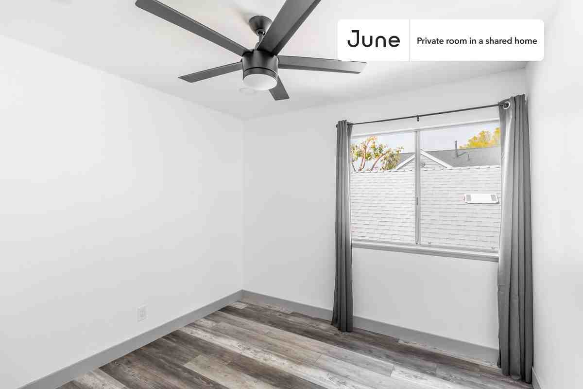 589 N Garfield Ave #B - Photo 2 of 27