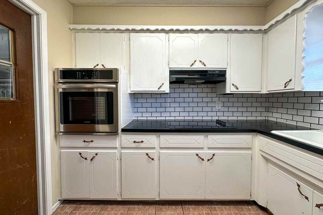 1349 Sw 61st St - Photo 2 of 12