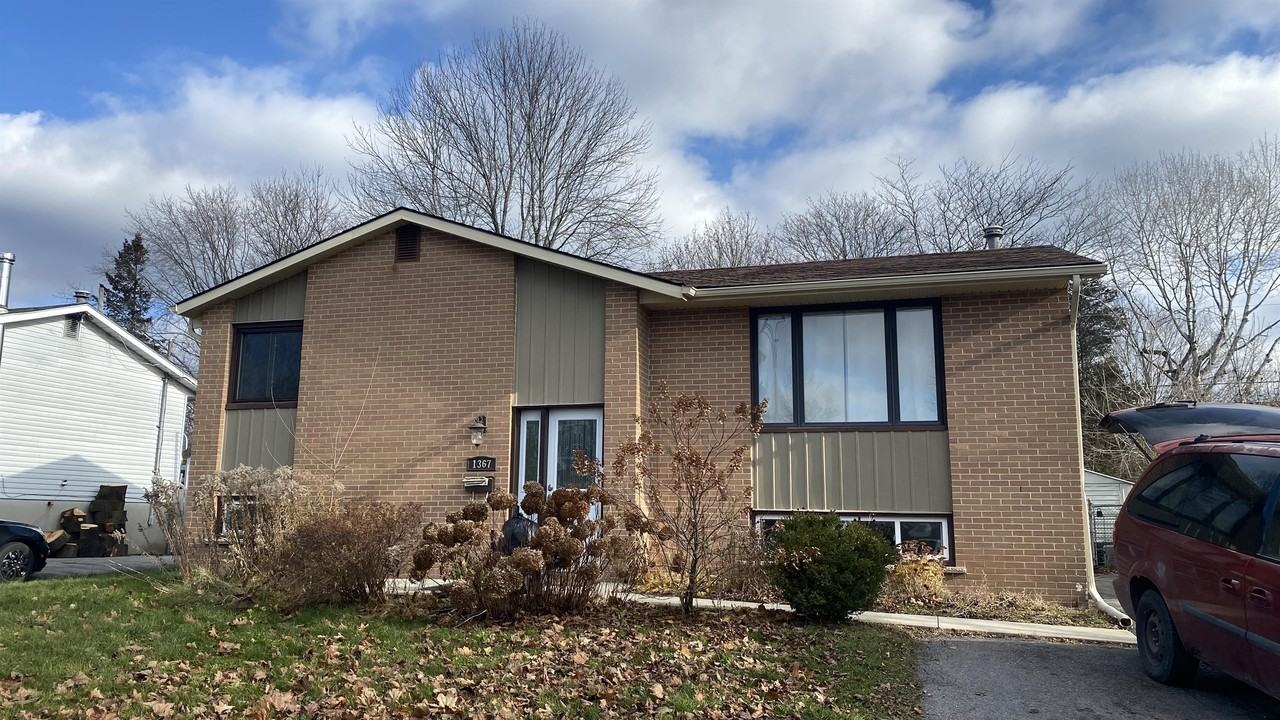 1367 Waverley Cres #1 - Photo 2 of 20