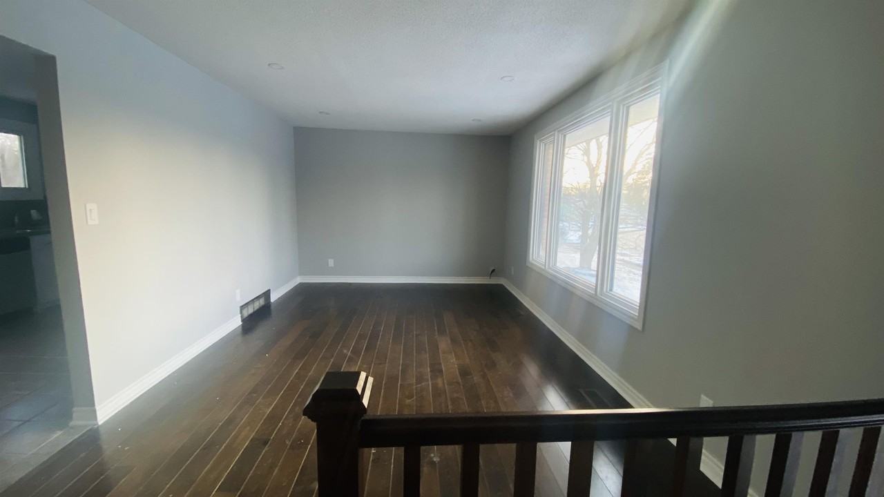 1367 Waverley Cres #1 - Photo 3 of 20