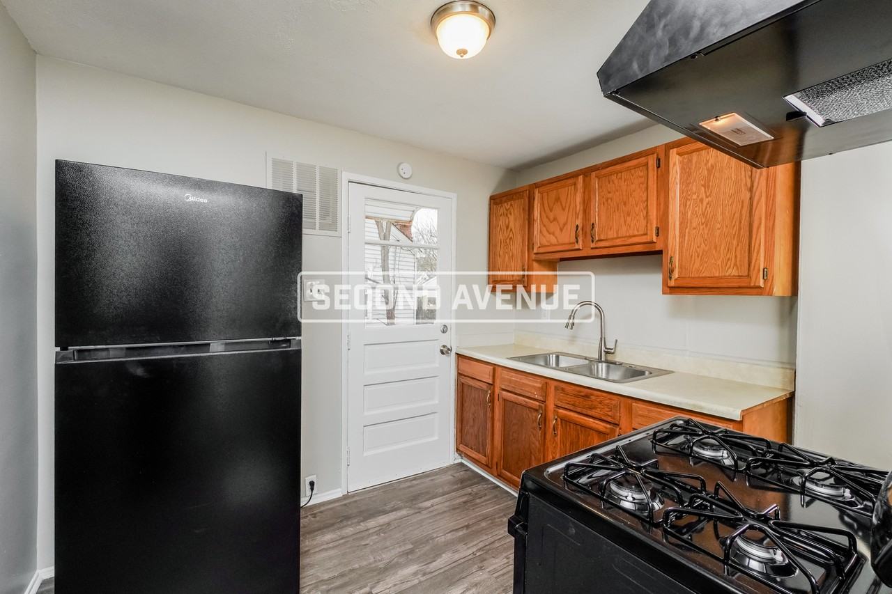 721 Compton St - Photo 3 of 12