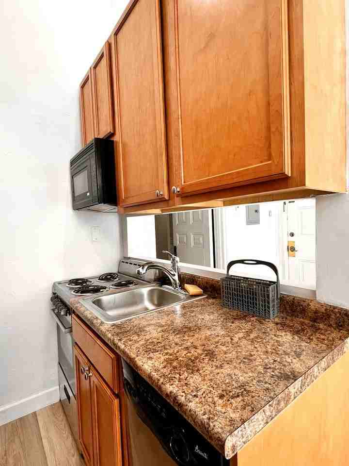 1003 Spruce St - Photo 4 of 10